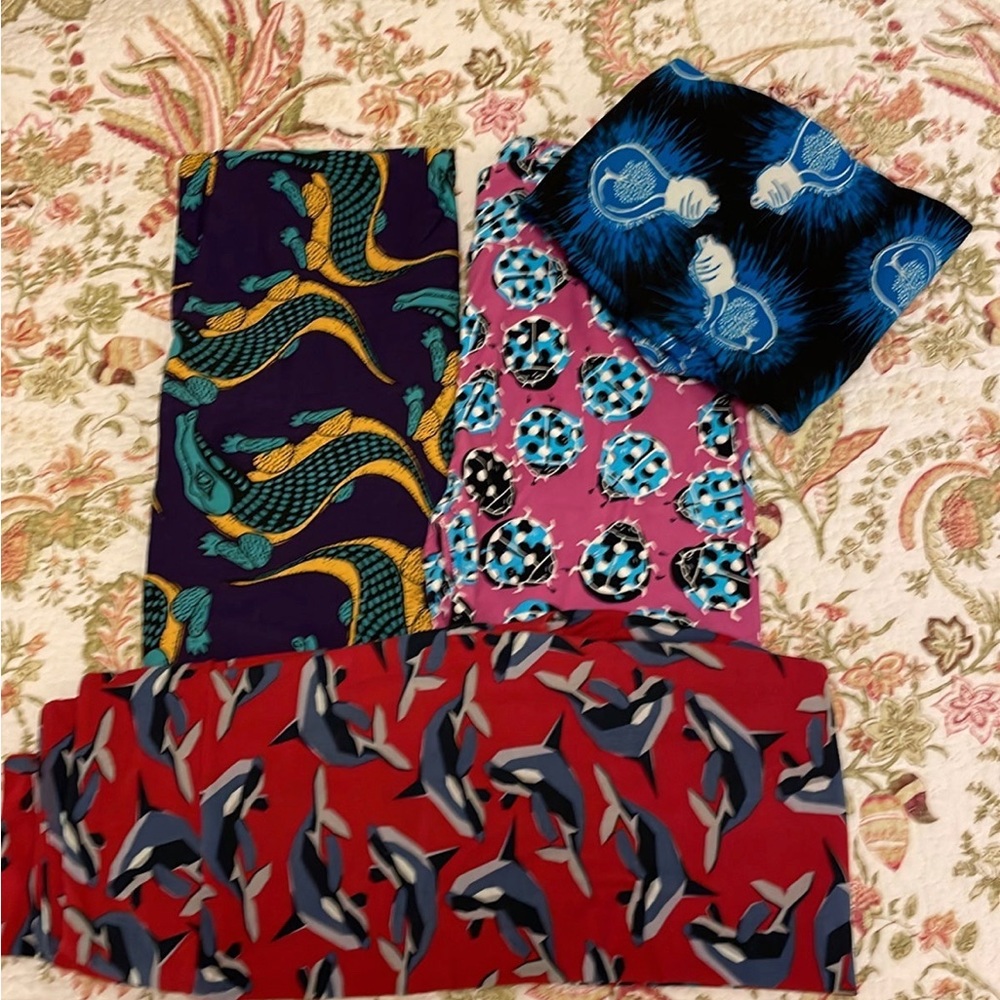 Lot of four leggings.